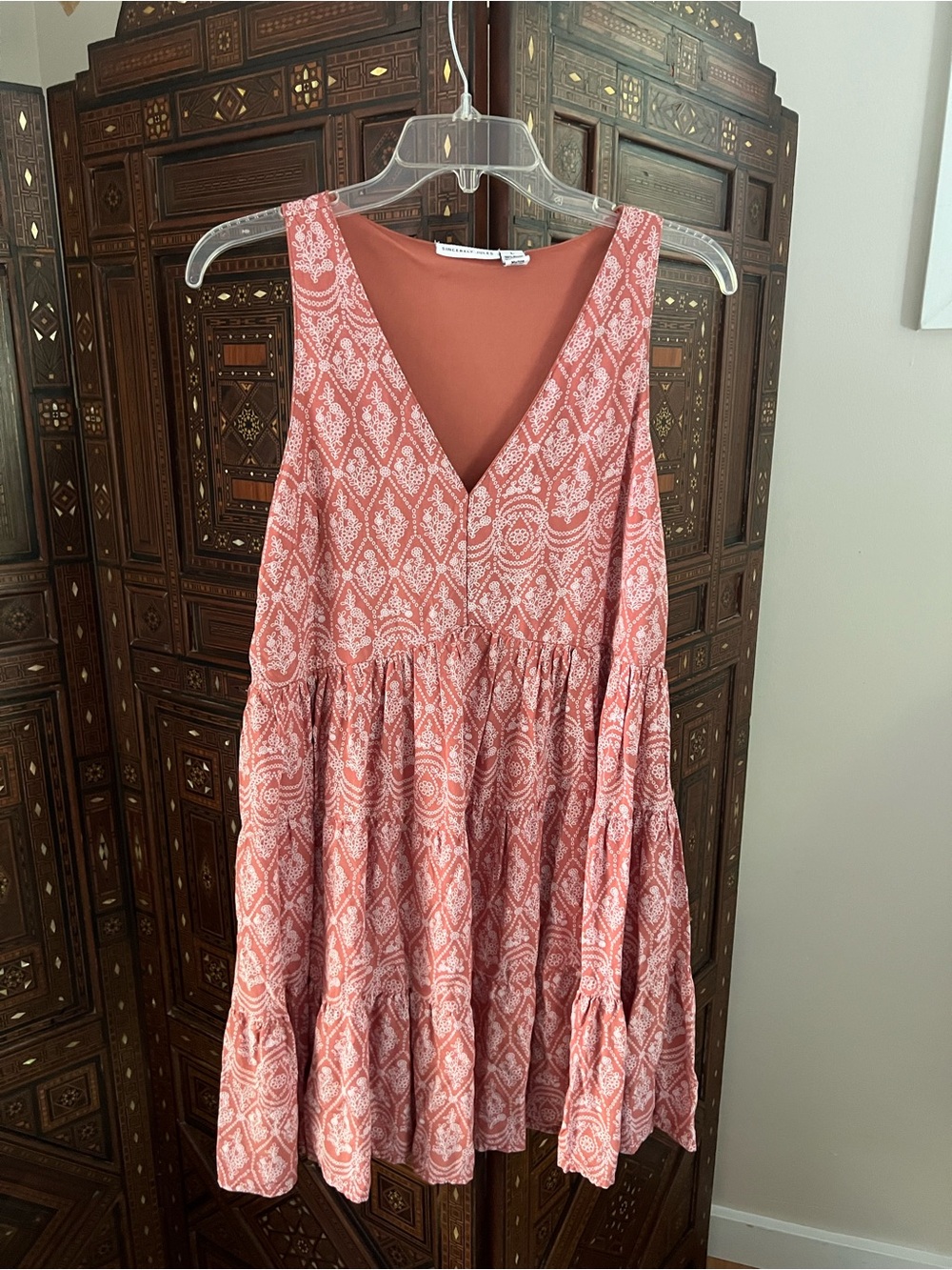 Sincerely Jules Coral Paisley Tiered V-Neck Mini Dress. Knee-Length